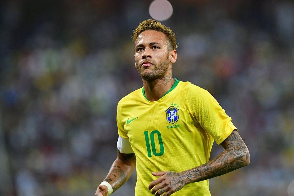 澳超半场：双方后防线均表现出色，惠灵顿凤凰暂0-0喷气机（澳超半场：双方防线稳固，惠灵顿凤凰与喷气机暂0-0）