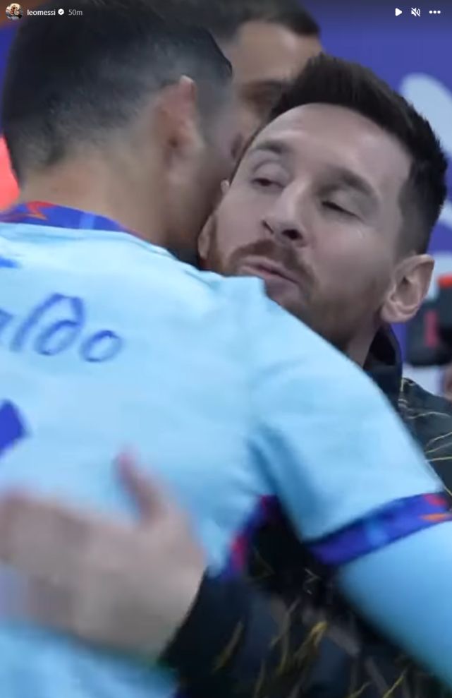 利物浦vs毕包第20分钟比赛暂停，全场球员、观众鼓掌致敬若塔