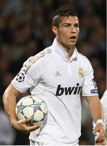 今天是海港足球俱乐部一线队球员武磊的生日，让我们...（武磊生日到来，海港一线队邀你送上祝福）