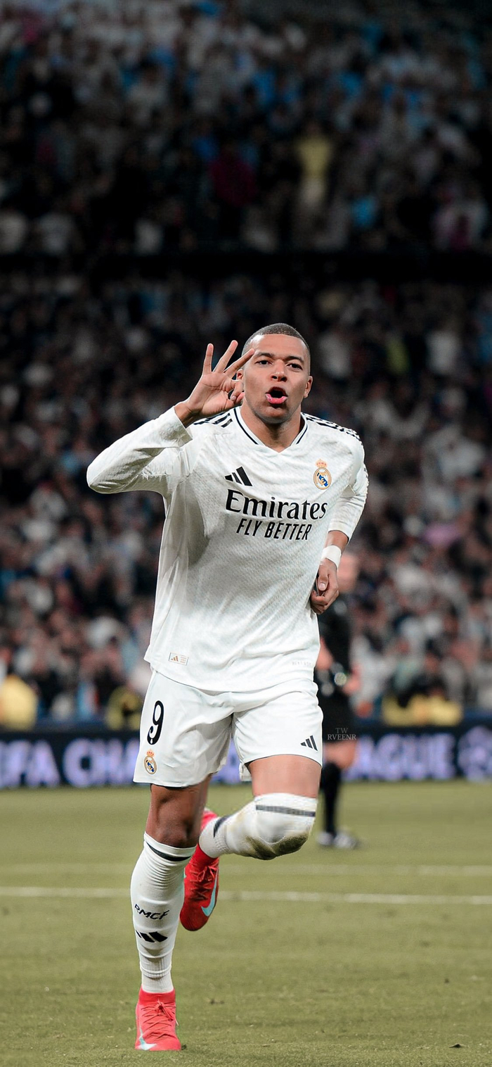 李嗣镕姐弟俩观战足协杯决赛，姐姐晒明媚穿搭，与张稀哲合影（李嗣镕姐弟亮相足协杯决赛现场，姐姐晒活力穿搭并与张稀哲合影）