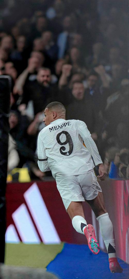 哈登在比赛中超越安东尼，进入NBA历史得分榜前十，成为首位2009届进入前十的球员，距30000分仍需1710分。（哈登超越安东尼跻身NBA历史得分前十，成2009届首位前十球员，距3万分尚差1710分）