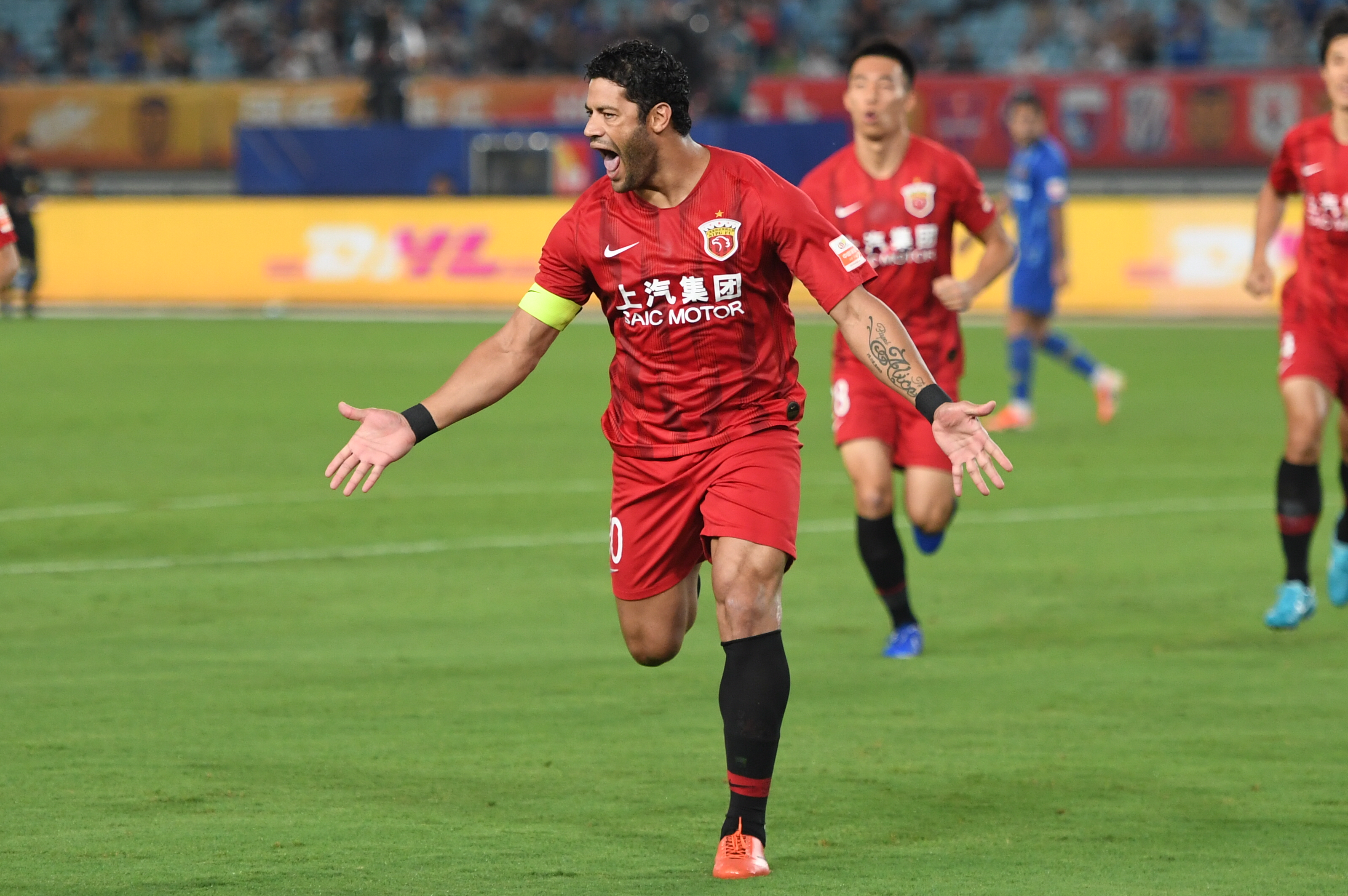 广州小学生观战轮椅篮球赛为运动员加油（广州小学生现场观赛为轮椅篮球运动员加油）