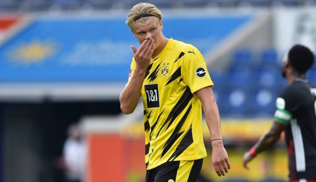 从手足无措到游刃有余，齐达内在公园学着踢毽子（齐达内在公园学踢毽子：从笨拙到娴熟）