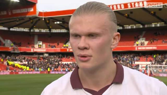 镜报：安菲尔德球迷因现场警报响起被暂时疏散，现已重新进场（镜报：警报触发安菲尔德球迷短暂撤离，现已恢复入场）