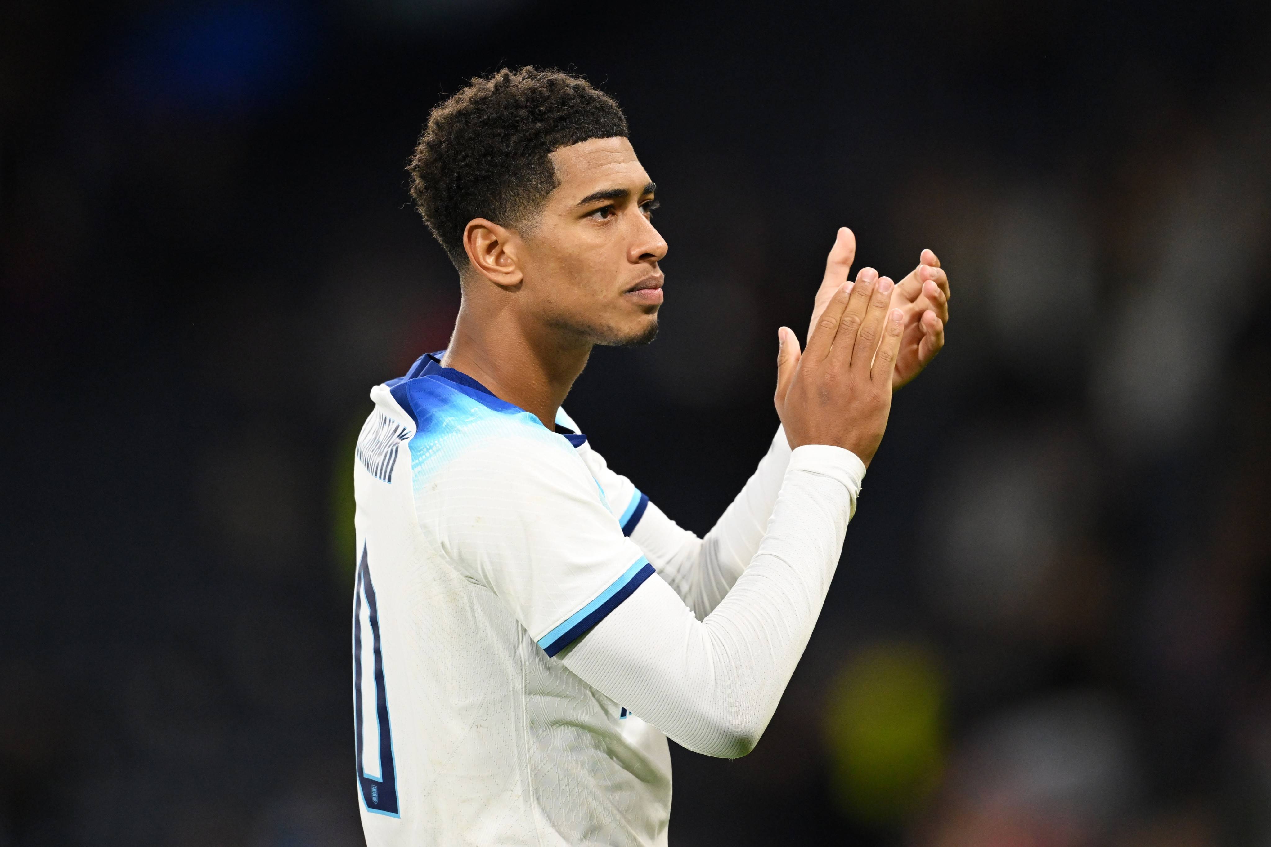 每体：为纪念重返诺坎普，巴萨在对阵毕包时会身着特别版球衣（每体：庆祝重返诺坎普，巴萨战毕尔巴鄂将披纪念版球衣）