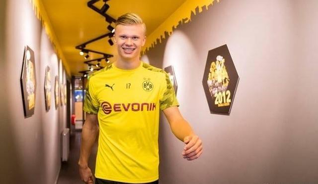 国际米兰圆领卫衣，太漂亮啦想要（国际米兰圆领卫衣，颜值在线，忍不住想入手）