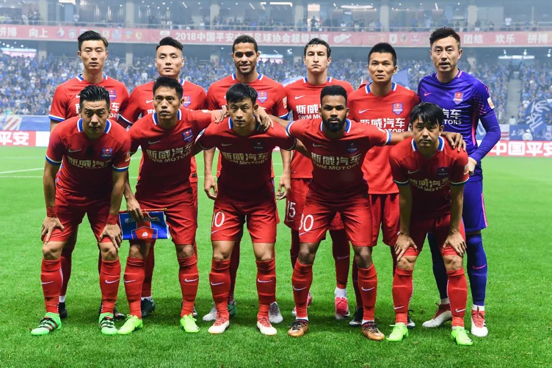 前锋单场双响，全场瞩目（前锋梅开二度，全场焦点）