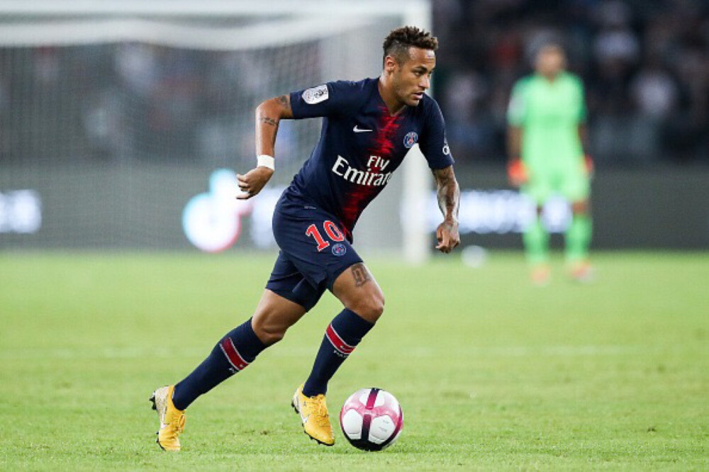 FM26逆天Bug，外场球员“闪现”至门前挡出对方主罚的点球（FM26爆出离谱Bug：外场球员瞬移到门前封堵对方点球）