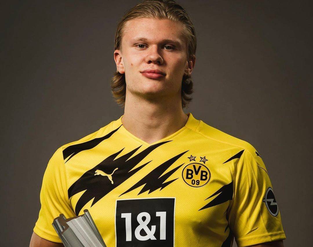 有些尴尬，巴林门将在成功扑救后不慎用脚打入乌龙且弄伤自己