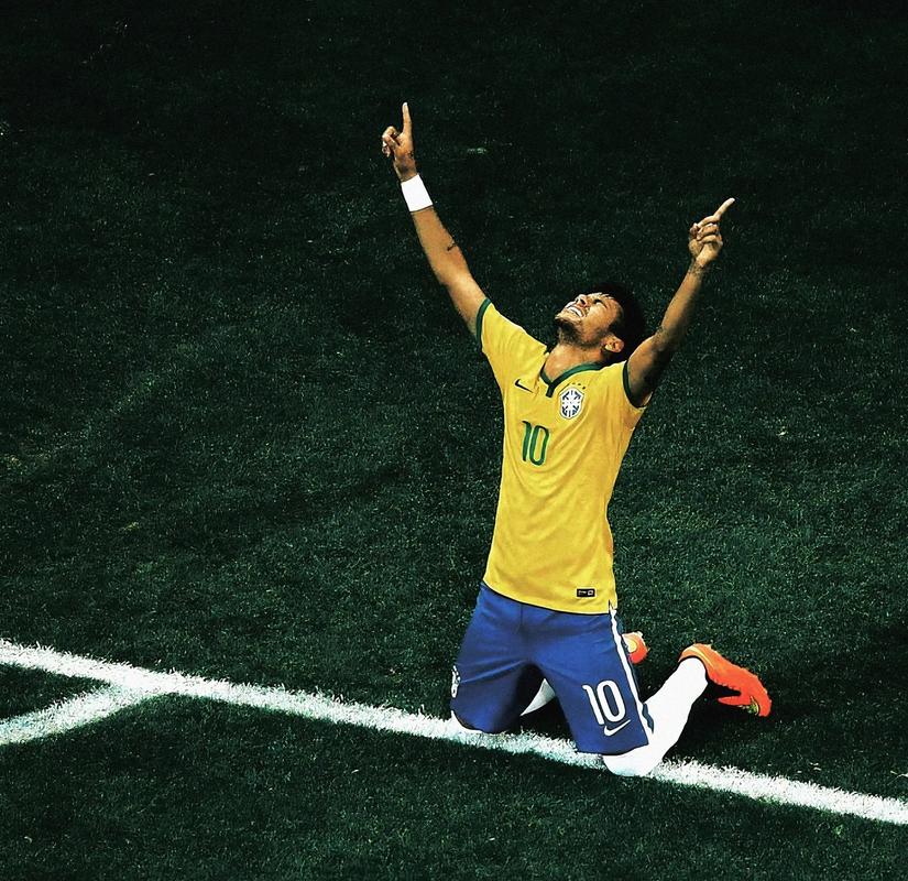 王曼昱“憋笑”嘴角压得好辛苦！想笑又不敢笑，与场上成鲜明对比（王曼昱强忍笑意，嘴角按得紧：想笑不敢笑，与赛场氛围形成强烈反差）